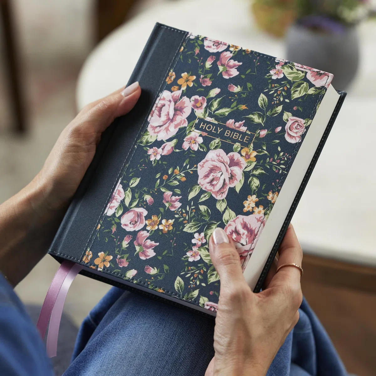 NKJV, Journal the Word Bible, Cloth Over Board, Gray Floral, Red Letter Edition, Comfort Print: Reflect, Journal, or Create Art Next to Your Favorite Verses